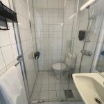 Marina hotel Svolvear_sdílený záchod se sprchovým koutem.jpg